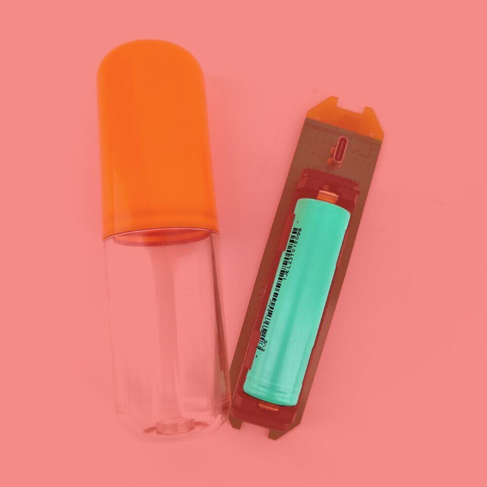 Pill Batteri Oppladbart 18650 Lithium-ion, grønt batteri i åpen oransje beholder.