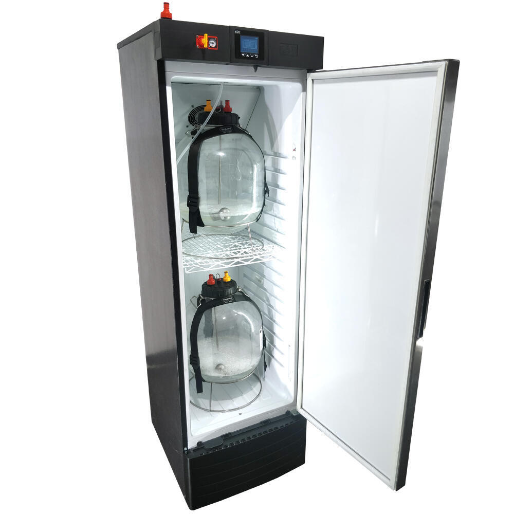 Sort RAPT Fermentation Chamber med åpen dør, viser to glassgjæringskar og digitale kontroller.