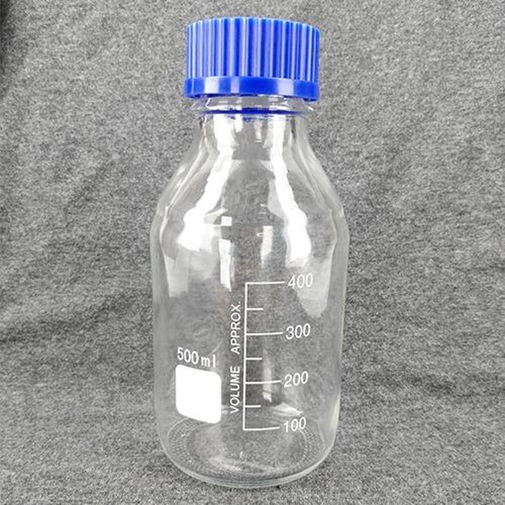 Klar 500 ml reagensflaske av borosilikatglass med blå riflet skrukork og volummål.