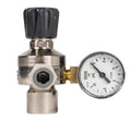 Sølvfarget CO2 regulator for Sodastream/AGA flasker med svart justeringsknapp og trykkmåler.