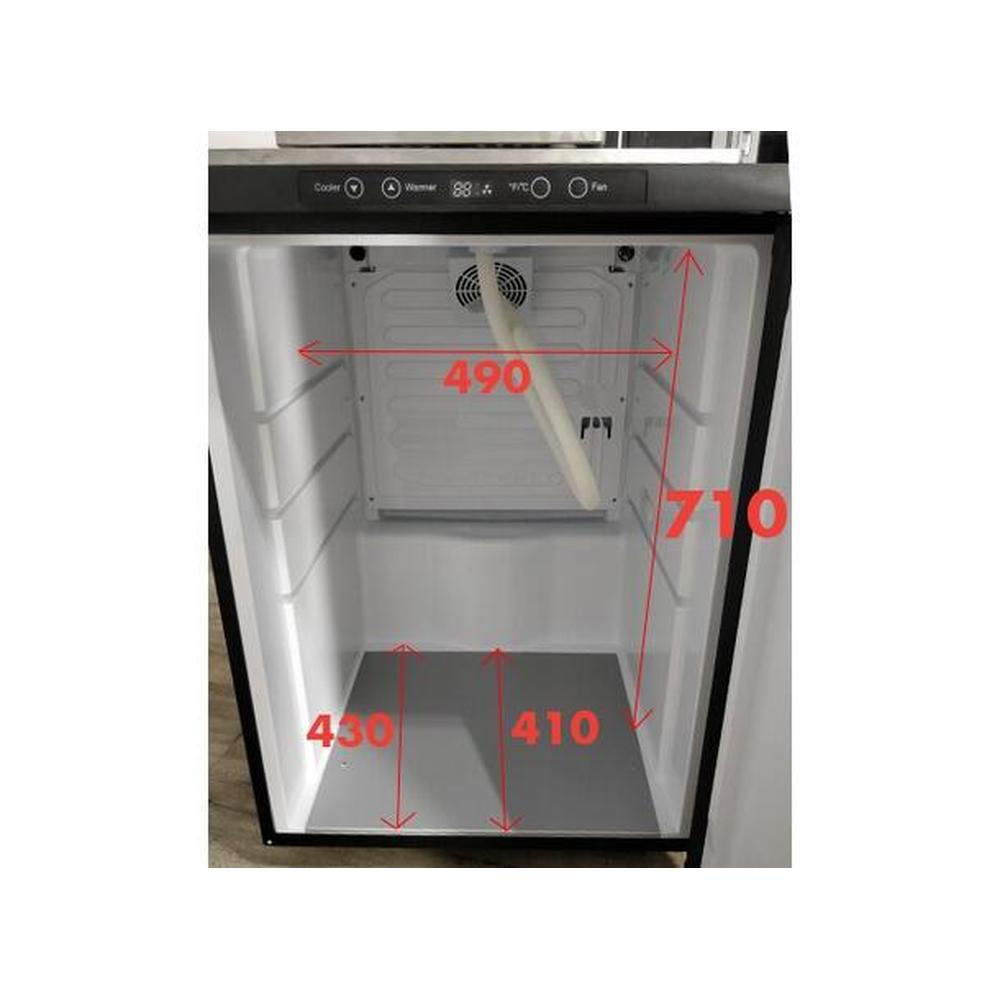 Innside av Series X Kegerator kjøleskap med mål for 4 Corneliusfat.