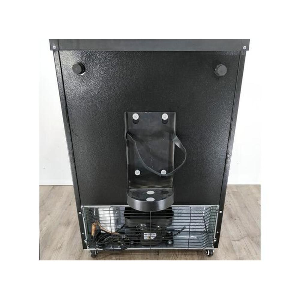 Bakside av Series X Kegerator med CO2-flaskebrakett og kompressor.