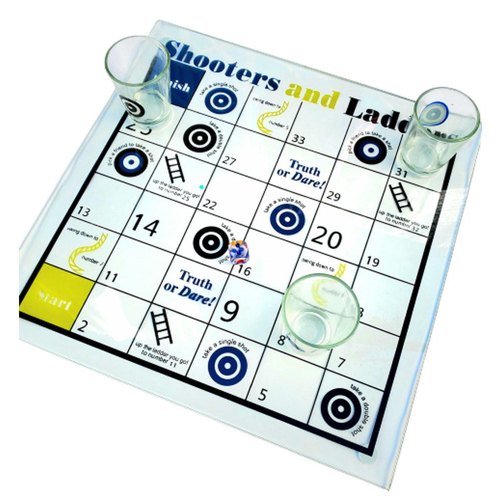 Shots and Ladders drikkespill med hvitt brett, blå og gule felter, og fire shotglass.