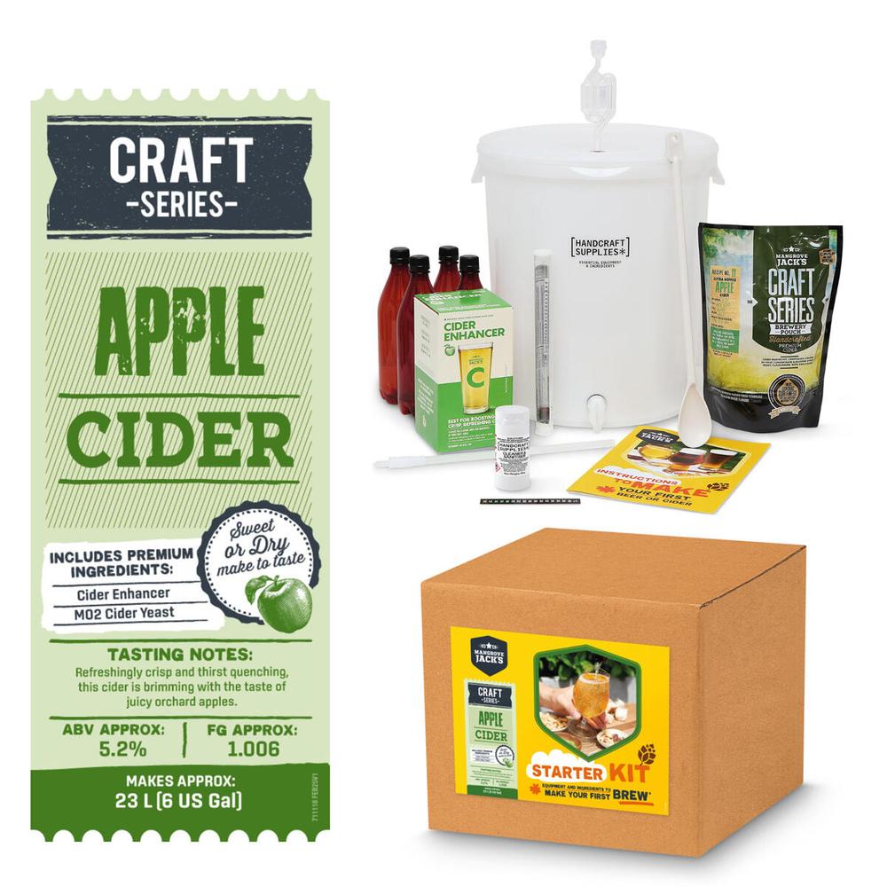 Komplett startsett for epleciderbrygging med gjæringsbøtte, flasker, ingredienser og instruksjoner.