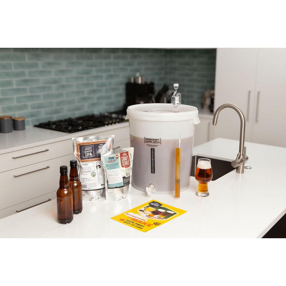 Mangrove Jack's Starter Kit for Juicy IPA ølbrygging med gjæringsbøtte, flasker og ingredienser.
