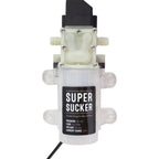Hvit og svart Super Sucker selvsugende pumpe med slangekoblinger og etikett.