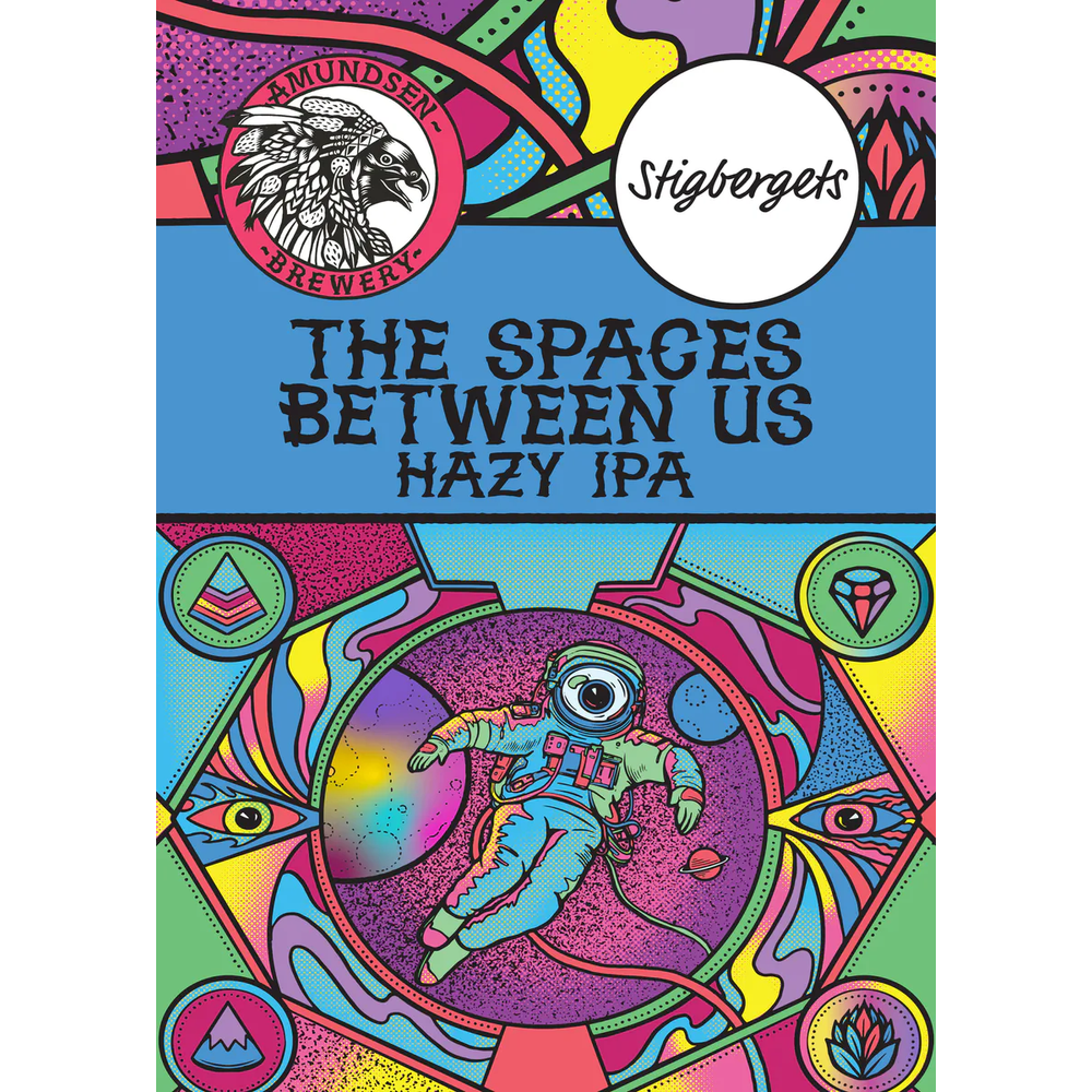 Fargerik etikett for Amundsen x Stigbergets "The Spaces Between Us" Hazy IPA med astronaut og psykedelisk design.