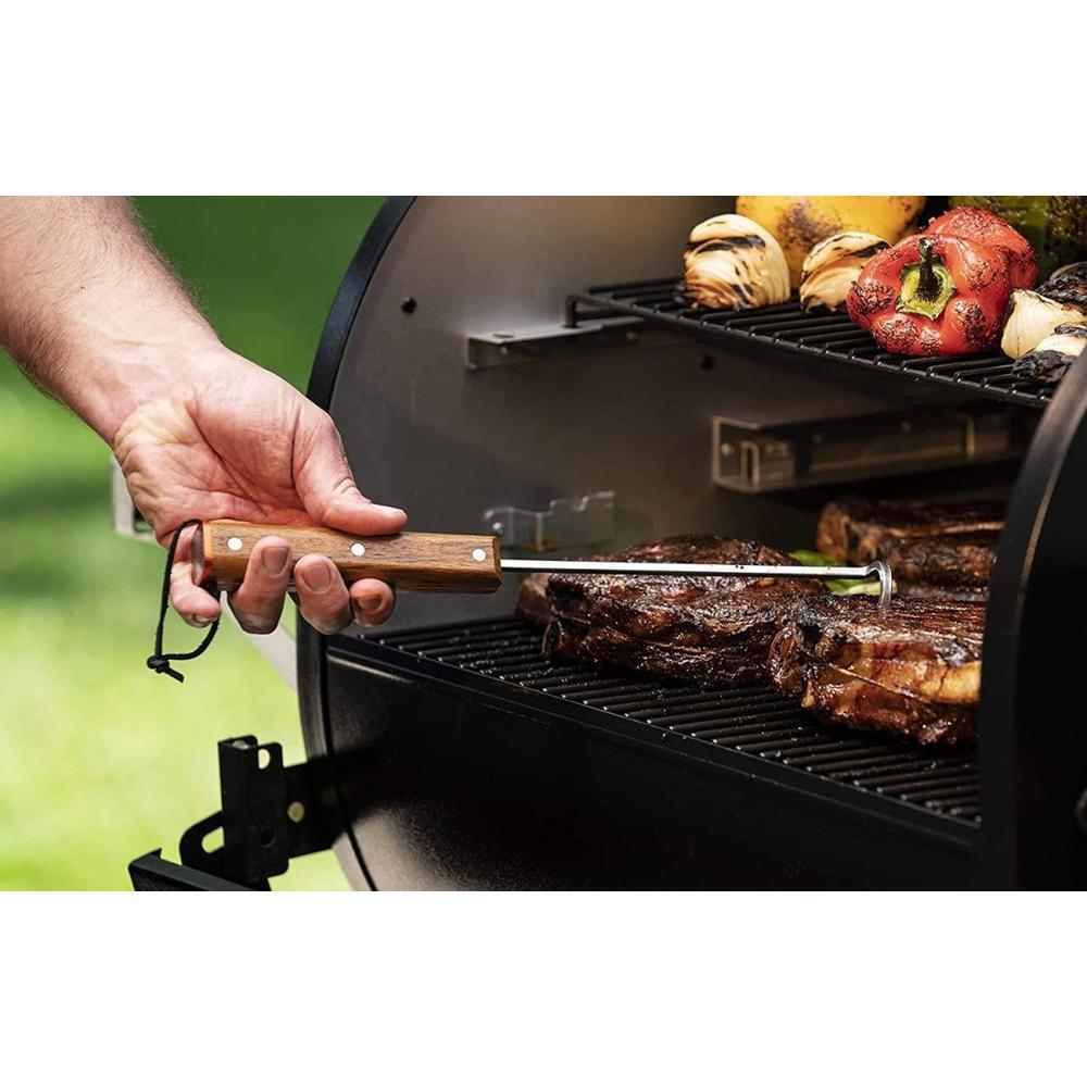 Traeger BBQ Pig Tail vendekrok i rustfritt stål med teak-håndtak snur kjøtt på grillen.