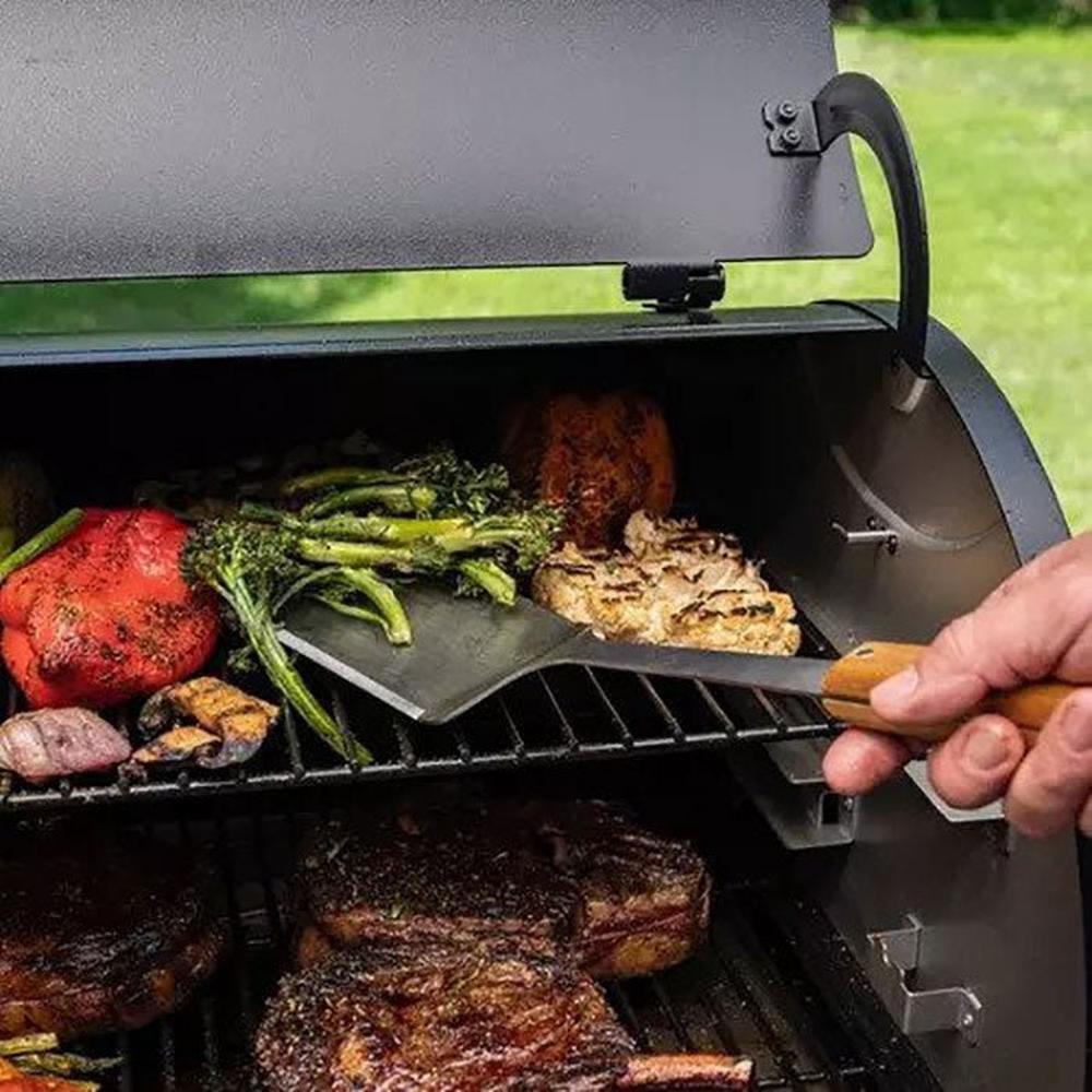 Traeger BBQ stekespade i rustfritt stål med teak-håndtak, brukt til å snu mat på en grill.