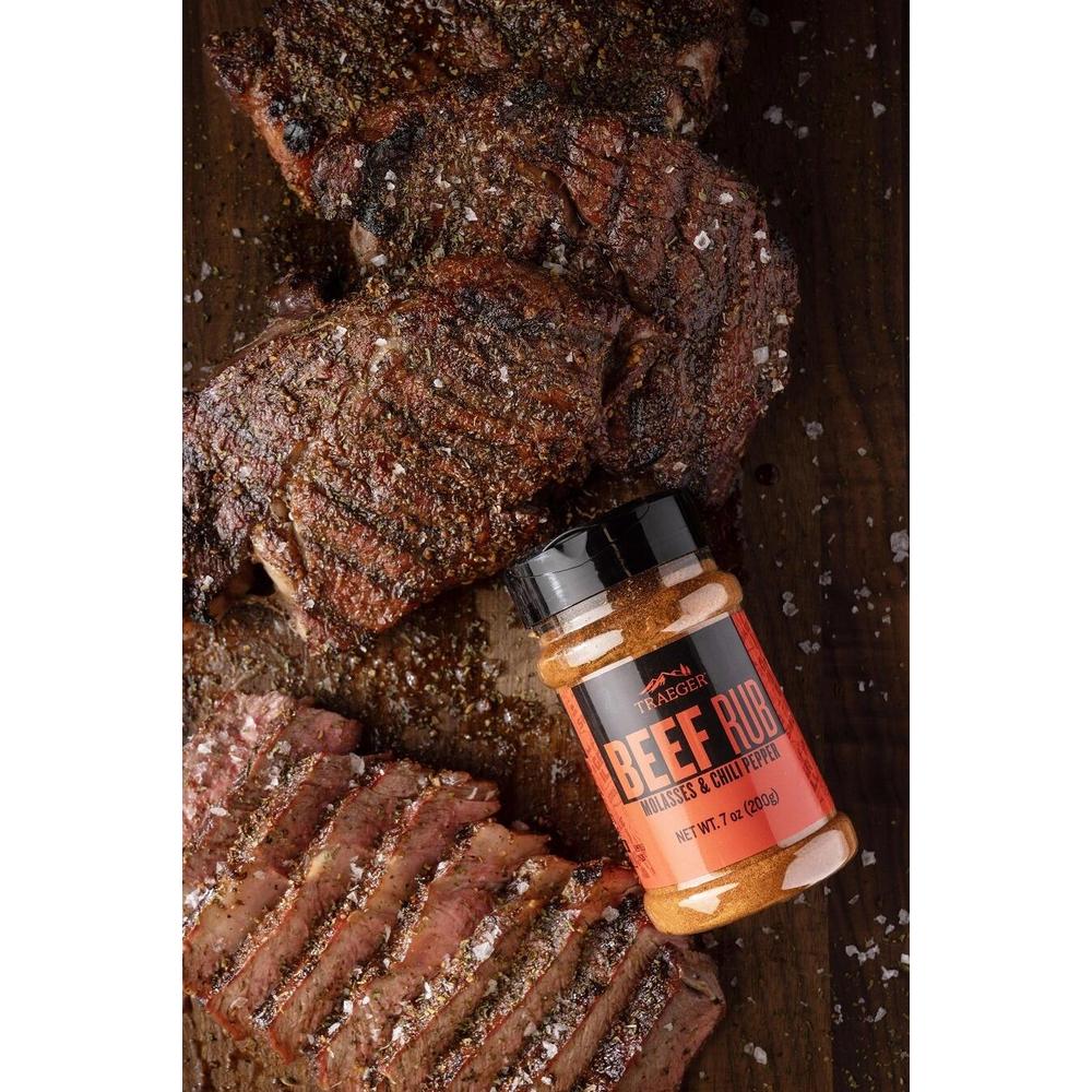 Traeger Beef Rub 200g krydderblanding med melasse og chili, ved siden av grillet storfekjøtt.