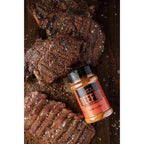 Traeger Beef Rub 200g krydderblanding med melasse og chili, ved siden av grillet storfekjøtt.