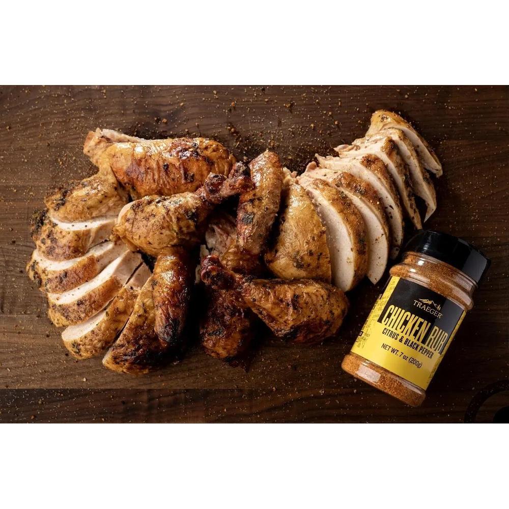 Traeger Chicken Rub 200g Sitrus og sort pepper krydder ved grillet kylling på trefjøl.