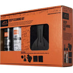 Traeger Grill Deep Cleaning Kit med avfetter, eksteriørspray, skrape og kluter i oransje eske.