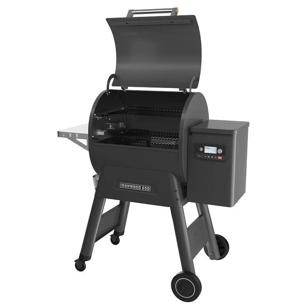 Traeger Ironwood D2 650 pelletsgrill i matt svart med åpent lokk, sidehylle og kontrollpanel.