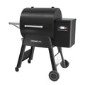 Traeger Ironwood D2 650 pelletsgrill i matt svart med sidehylle og digitale kontroller.
