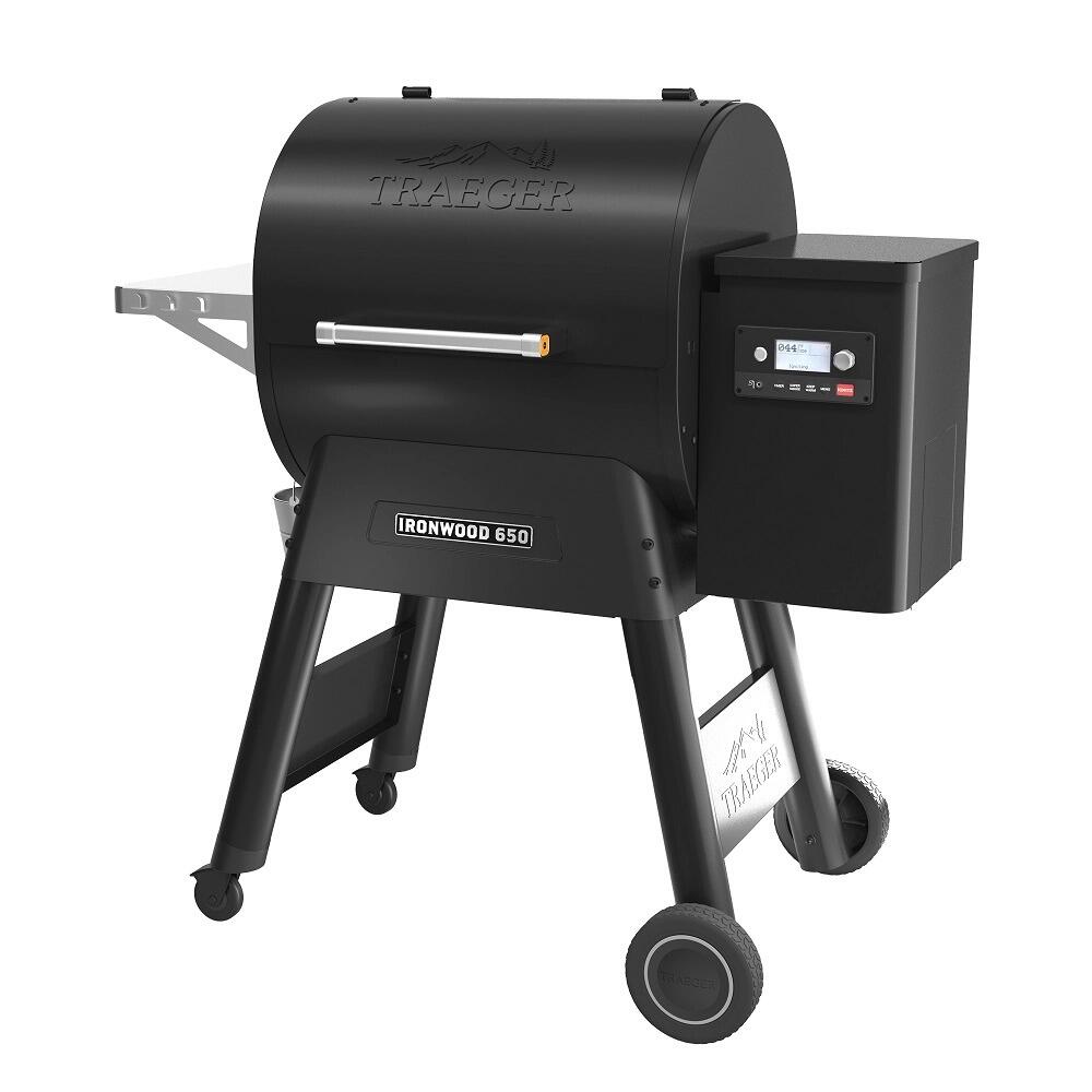 Traeger Ironwood D2 650 pelletsgrill i matt svart med sidehylle og digitale kontroller.