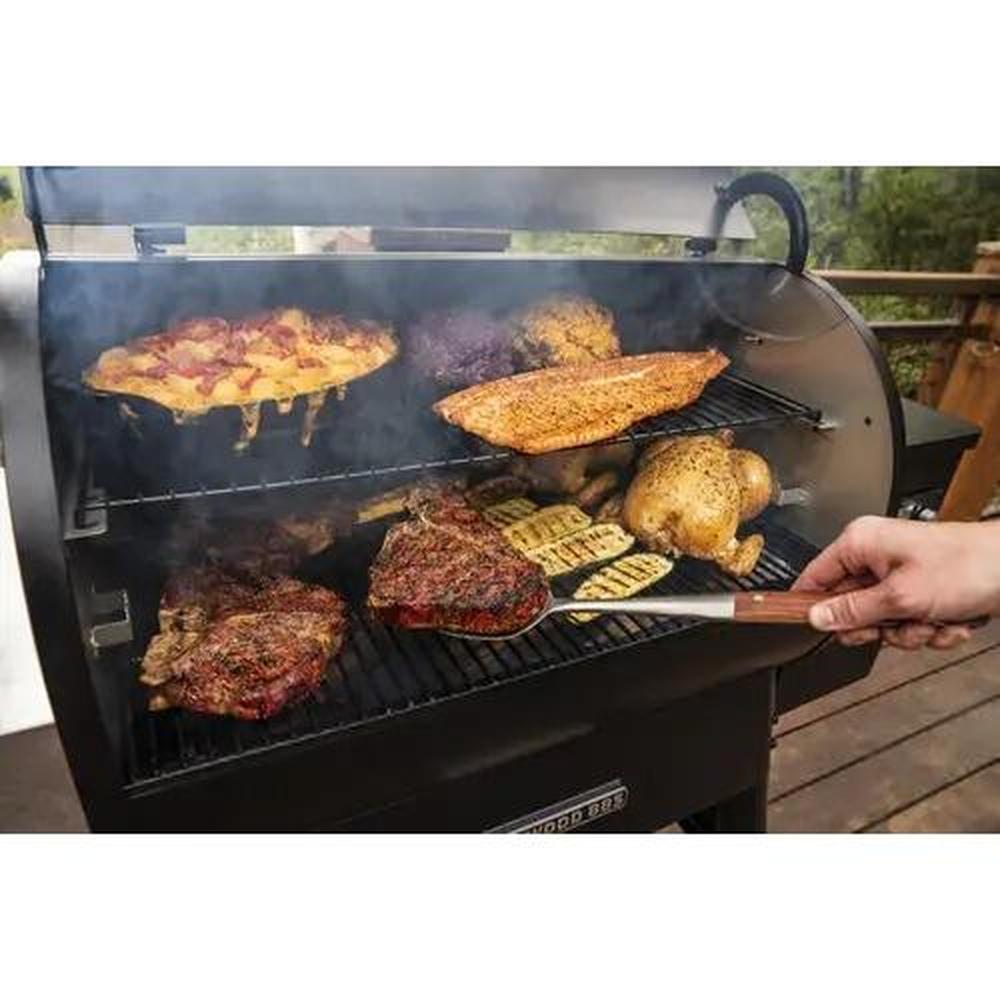 Traeger Ironwood D2 885 pelletsgrill i svart, med ulike retter som grilles og røykes.
