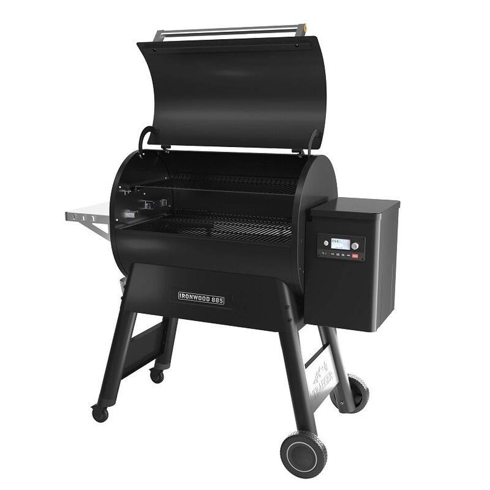 Traeger Ironwood D2 885 pelletsgrill i matt svart med åpent lokk, sidehylle og kontrollpanel.