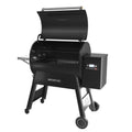 Traeger Ironwood D2 885 pelletsgrill i matt svart med åpent lokk, sidehylle og kontrollpanel.