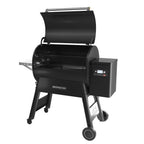 Traeger Ironwood D2 885 pelletsgrill i matt svart med åpent lokk, sidehylle og kontrollpanel.