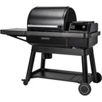 Traeger Ironwood L pelletsgrill i svart med sidebord, kontrollpanel og hjul.