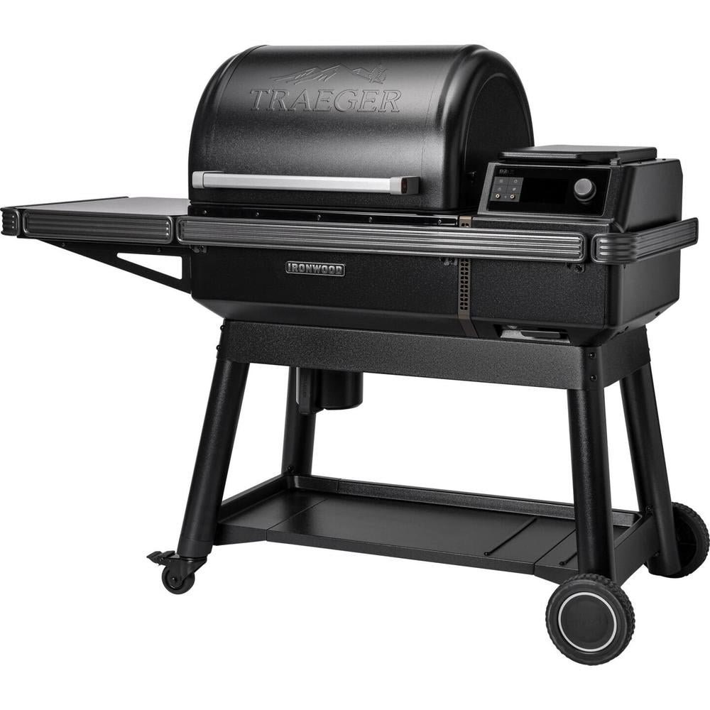 Traeger Ironwood L pelletsgrill i svart med sidebord, kontrollpanel og hjul.