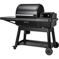 Traeger Ironwood XL pelletsgrill i svart med sidebord, induksjonstopp og hjul.