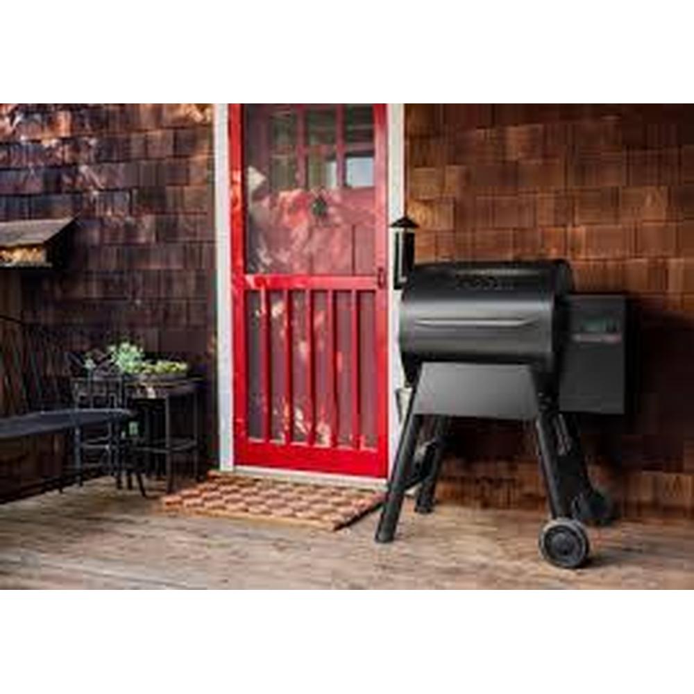 Traeger Pro D2 575 pelletsgrill i svart, med WiFi og presis temperatur, på en treterrasse.