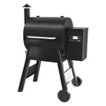Traeger Pro D2 575 pelletsgrill i svart med WiFi-kontroll, skorstein og terrenghjul.