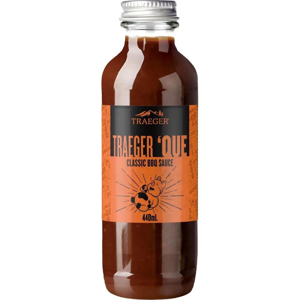 Traeger 'Que Classic BBQ Sauce 440ml flaske med oransje etikett og griselogo.