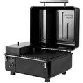 Traeger Ranger bærbar pelletsgrill i svart med åpent lokk, grillrist og kontrollpanel.