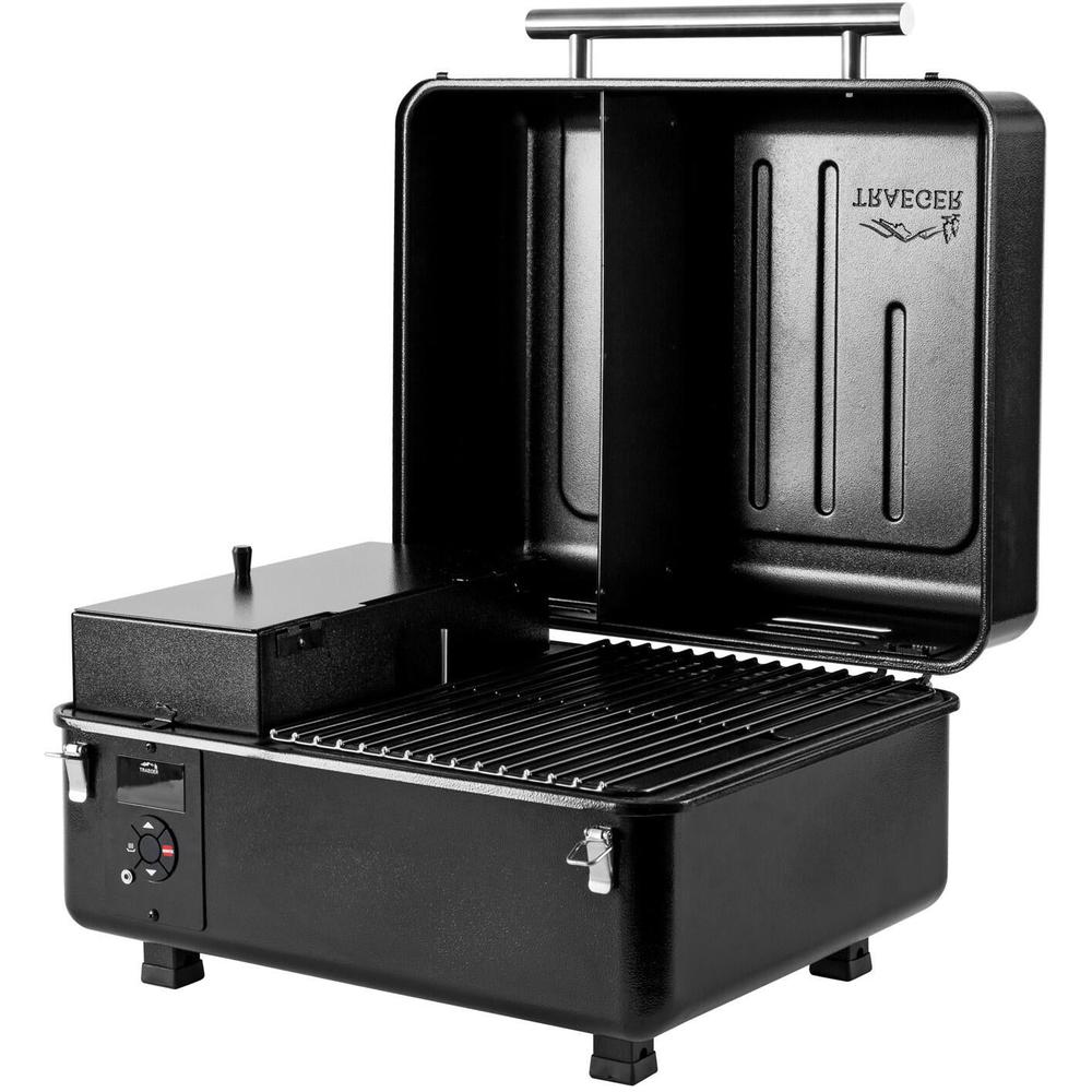 Traeger Ranger bærbar pelletsgrill i svart med åpent lokk, grillrist og kontrollpanel.