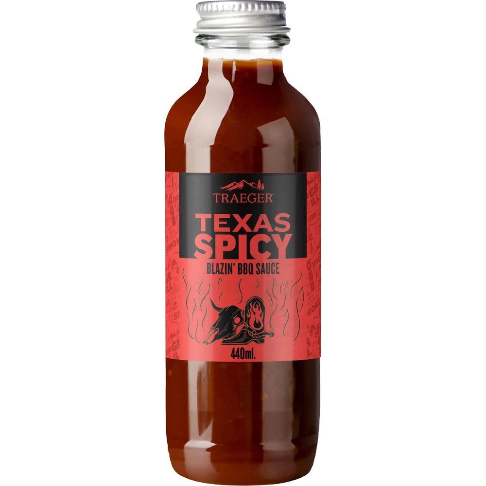 Traeger Texas Spicy BBQ-saus 440ml i glassflaske med rød etikett og flammedesign.