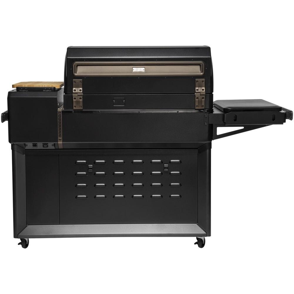 Traeger Timberline XL pelletsgrill i matt svart med sidebord i tre og induksjonstopp.