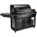 Traeger Timberline XL pelletsgrill i matt svart med sidebord, induksjonstopp og skap.