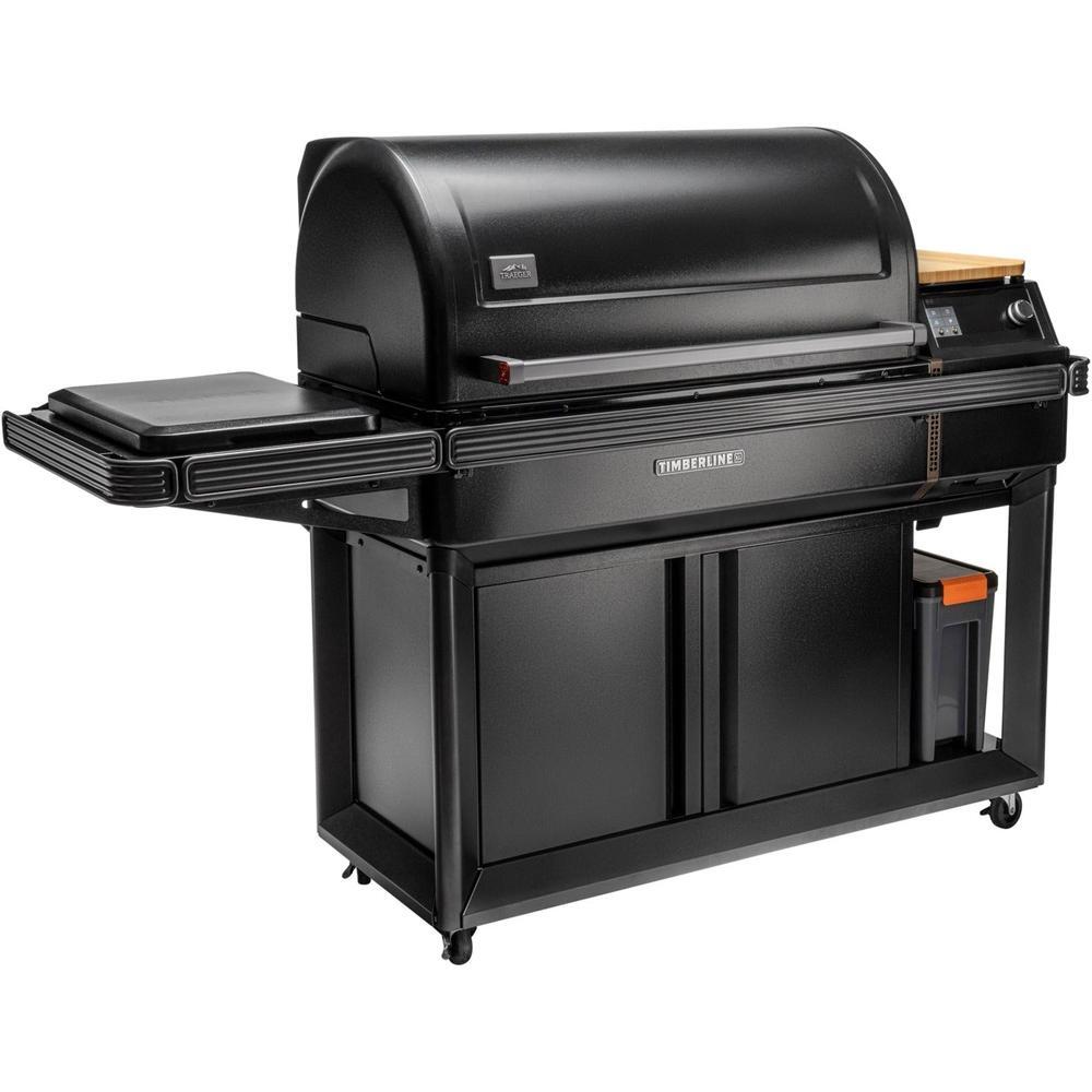 Traeger Timberline XL pelletsgrill i matt svart med sidebord, induksjonstopp og skap.