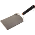Traeger XXL BBQ grillspade i rustfritt stål med skråskåret kant og svart teak-trehåndtak.