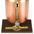 Brun uKeg 128 barmatte i gummi med GrowlerWerks-logo, under en kobberfarget uKeg.